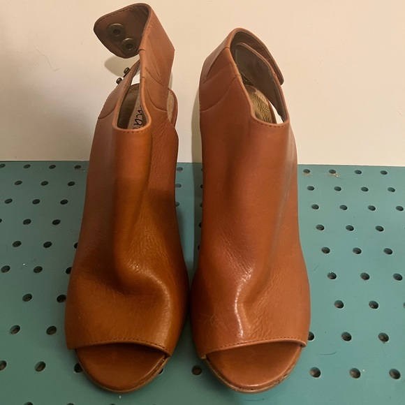 Women’s Heels - Picture 3 of 5